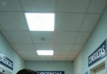 Nadie de mi familia vino a mi graduación—ni siquiera mi hijo ni mi hija; mientras yo subía al escenario con el corazón en la garganta y buscaba sus rostros entre la multitud, ellos estaban en una barbacoa familiar como si este día no significara nada. Sonreí para las fotos fingiendo fortaleza, pero por dentro me rompía en silencio. Y justo cuando bajé del escenario, mi teléfono explotó: un mensaje de mi hijo decía “Tenemos que hablar. Urgentemente.” y 45 llamadas perdidas de mi madre encendieron un miedo que me heló la sangre.