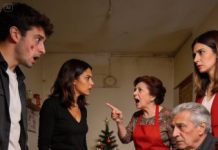 Durante años, mi madre me escupió a la cara la misma frase: “Eres una decepción”, seguida de una carcajada venenosa y el recordatorio cruel de que seguía soltera a los 35. Yo tragaba en silencio, dejando que cada palabra se clavara más hondo. En la cena de Navidad, delante de todos, brindó diciendo: “Mi hija es el fracaso de la familia”. Esta vez respiré hondo, sonreí con una calma que no sentía y anuncié: “Quiero que conozcan a alguien”. Entonces entré del brazo con…