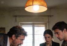 En el funeral de mi marido, mientras el ataúd aún olía a flores marchitas, mis tres hijos se alzaron frente a los invitados y, con una seguridad que me heló la sangre, anunciaron: “Él nos lo dejó todo. Nuestra madre estará bien cuidada… desde lejos”. Yo, en primera fila, estrujaba mi alianza hasta clavármela en la piel; nadie se atrevía a sostenerme la mirada, como si yo fuera el fantasma. Una semana después, sus sonrisas se borraron al recibir una carta que decía…