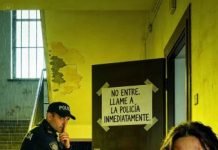 Volvía a casa con mi bebé recién nacido pegado a mi pecho, todavía oliendo a hospital y a leche tibia. Subí las escaleras sonriendo… hasta que vi la nota pegada en mi puerta: “NO ENTRE. LLAME A LA POLICÍA INMEDIATAMENTE.”