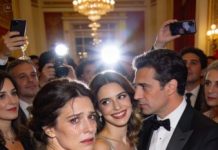 Yo también vi esa mano. Entre flashes, copas de champán y sonrisas de gala, mi marido—el médico “perfecto”—apretaba los dedos de otra mujer como si yo no existiera.