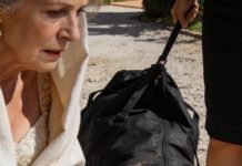 La mañana de la boda de mi hijo olía a flores y a promesas… hasta que nuestro chofer me agarró del brazo, me empujó dentro del maletero y me cubrió con una manta. Grité con todas mis fuerzas.