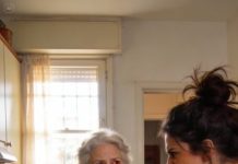 Mi propia hija me lanzó café hirviendo cuando me negué a darle mi tarjeta para su hijo. El líquido me quemó la piel y la dignidad al mismo tiempo. Ella gritó: “¡Dame dinero o lárgate!” Yo no lloré.