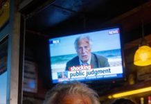 Mi hijo me llevó a Hawái por mis 68 años. Yo sonreía como un niño: flores, mar, fotos… hasta el tercer día. Me dejaron en una playa remota, sin turistas, solo viento y roca. “Volvemos en una hora”, dijeron.