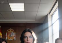 Mi esposo pidió el divorcio con una sonrisa de tiburón: “Quiero la casa, los autos… todo, excepto al niño.” Mi abogada casi gritó, rogándome que peleara.