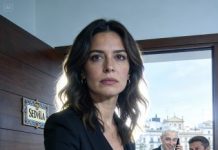 “Firma o voy a alargar esto por años”, me escupió mi esposo, empujándome los papeles en el ático que yo pagué completo. Sonreía como si echarme fuera a romperme.