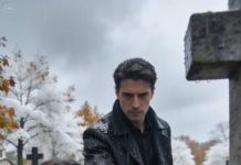 Estaba llorando junto a la tumba de mi prometido, con el anillo apretándome la palma como un castigo. El cementerio estaba vacío, o eso creí.