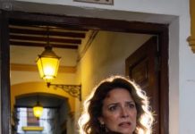 Después de despedir a mi hija como una novia preciosa, volví a casa con el corazón lleno… hasta que la vi en la puerta, llorando.