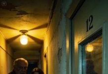 El día que cumplí 18, mis padres me echaron con una bolsa de basura y una sonrisa fría. En la calle, con el estómago vacío, conté mis últimos billetes… y aun así se los di a una anciana que tiritaba en la esquina.