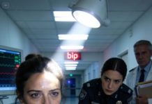 Mi hijo de 12 años me llamó gritando: “¡Mamá, no te subas al coche! ¡Corre!” La llamada se cortó y, aun así, yo me subí. Pensé que era una broma, un malentendido… hasta que sentí el golpe, brutal, como si el mundo se partiera en dos.