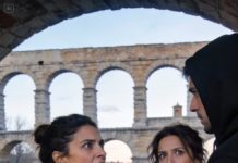 Estaba quebrada, sin trabajo y con el estómago vacío, cuando vi a una mujer elegante dejar un cochecito de bebé junto a los contenedores, como si fuera basura.