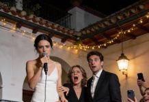 Mi madre tomó el micrófono en la boda de mi hermana y sonrió como si fuera un brindis tierno. “Mi única hija de verdad es la novia. ¿La otra? Divorciada, sin hijos y desertora de secundaria”.