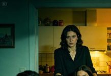 Mi madre sonrió en la mesa de Acción de Gracias: “Menos mal que tu aborto espontáneo salvó a esta familia de un fracaso”. Las risas explotaron como si mi dolor fuera un chiste.