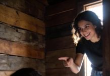 Volví de mi primer viaje de trabajo esperando mi cama, mi silencio, mi cuarto… y encontré a mi hermanastra instalada como reina en mi habitación de lujo. Mis cosas en cajas, mi perfume en el baño de invitados.