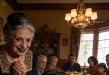 En la cena de Acción de Gracias, el lugar de mi hijo no tenía plato… tenía un cuenco de perro lleno de croquetas. Me quedé paralizada.