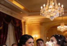 Mi hermana me lanzó el pastel de bodas y gritó: “¡Solo invité a la familia! ¡Tú no estabas invitada!”. Mis padres se rieron, y el salón entero explotó en carcajadas como si yo fuera parte del show.