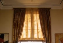 Cantaba cada tarde en la misma esquina, con la garganta ardiendo y los dedos entumecidos por el frío, porque en mi casa no había tiempo para soñar: solo para pagar el tratamiento de mi madre.