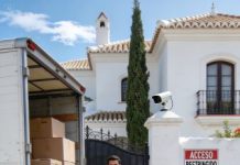 Mi hija me arrebató la villa y se la entregó a la familia de su marido como si fuera un regalo de bodas. “Ahora es de ellos. Tú ya no necesitas venir”, dijo, fría.