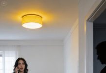 Mi hermana, piloto de aerolínea, me llamó con un tono que nunca le había escuchado. “Necesito preguntarte algo raro… tu esposo, ¿está en casa ahora mismo?” Miré al sofá: ahí estaba él, roncando, con el control en la mano.