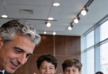 En mi brindis de jubilación, mi esposo me sonrió… y me puso los papeles de divorcio en la mano: “No voy a mantener a una vieja desempleada”. Mis hijos aplaudieron, ansiosos por su “herencia”, como si yo ya estuviera enterrada.