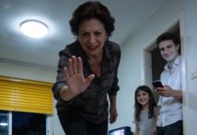 Me desplomé en el suelo, sin aire, con el pecho ardiendo como fuego. Mi suegra se rió. Mi marido también. Y mi propia hija… imitó la risa, como si mi dolor fuera una escena graciosa.