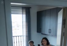 Abrí la puerta antes de tiempo y el silencio de la casa olía a traición. Subí las escaleras y ahí estaban: mi marido en nuestra cama… con mi hermana. Ella me vio y sonrió, triunfante, como si yo fuera la invitada equivocada.