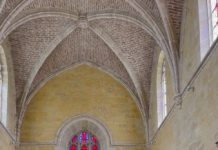 Mi hermana dejó caer el ramo en pleno altar. Sus dedos temblaban tanto que las flores parecían sangrar contra el vestido blanco. “¡Mientras ella estaba embarazada tú…!”, gritó mi exmarido, con la voz rota y llena de veneno.