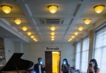 Comí sola en mi cumpleaños, una mesa para seis y solo una silla ocupada. Mi esposo, mi mejor amiga… incluso mi propia hermana ignoraron mis invitaciones. Creían que yo no sabía del romance, que iba a llorar y tragarme la vergüenza.