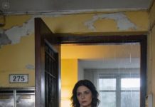 Mi hija de 11 años volvió a casa y su llave no encajó. Cinco horas bajo la lluvia, esperando, con el uniforme empapado y los labios morados. Cuando por fin alguien abrió, fue mi madre.