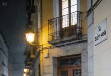 Mi esposo y mi suegra me echaron como si yo fuera una bolsa vieja. Con una maleta rota y la garganta apretada, terminé en la calle, mirando el mismo edificio donde antes “vivía”. La lluvia empezó justo cuando mi teléfono murió.