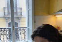 Mi hijo y su esposa se fueron de crucero y me dejaron a mi nieto de 8 años, “mudo” desde que nació. En cuanto la puerta se cerró, él alzó la mirada y, con una voz clara que me heló la sangre, susurró: “Abuela… no tomes el té que hizo mamá.