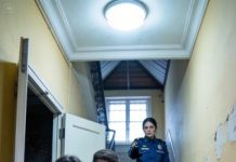 Desperté en un callejón oscuro, con la ropa sucia y la cabeza latiéndome, sin recordar cómo llegué ahí. Caminé a casa tambaleándome, pensando que había sido un mal sueño… hasta que abrí la puerta y me paralicé: la casa estaba vacía, como si nunca hubiera vivido nadie.