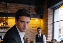 En la fiesta, todos reíamos. Yo también. Hicimos chistes sobre mi esposo como si fuera parte del entretenimiento: su ropa, su trabajo, su “manía” de ser correcto. Él sonreía… demasiado tranquilo.