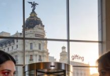 Cambió nuestra reserva de aniversario… a una mesa para dos. No para mí y él, sino para él y su “colega”. Yo me senté en el bar, con una copa de champán, viendo cómo le deslizaba mi pulsera en la muñeca y decía: “Es una reliquia familiar”.
