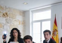 Mi papá gritó en la sala: “¡Ella es mentalmente incompetente!”. Yo no dije nada, solo apreté las uñas contra la palma. El juez se inclinó, como si oliera sangre, y preguntó despacio: “¿De verdad no sabes quién es?”.