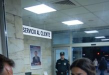 Después del divorcio, mi ex marido me echó de casa sin un centavo. Ni ropa, ni ahorros, nada. Con las manos temblando fui al banco a usar la vieja tarjeta que mi padre me había dejado “para emergencias”.