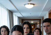 El día de mi boda, mi vestido estaba destruido: encaje rasgado, manchas oscuras, la cremallera arrancada. Me quedé sin aire. Mi futura suegra suspiró, teatral: “Quizá es una señal de que no eres la indicada para mi hijo”.