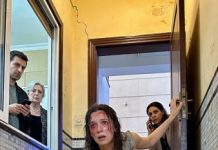 No pensé que el dolor más grande no sería el de las contracciones, sino el de escuchar el clic de la cerradura. Mi esposo y mi suegra me miraban desde la ventana, inmóviles, mientras yo gritaba en el porche, suplicando ayuda.