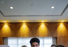 Gasté 30 mil dólares para que él llegara a medicina: turnos dobles, ahorros vaciados, excusas tragadas. En su fiesta de graduación, con la bata aún colgada y las cámaras apuntando, lo escuché decirle a seguridad: “Ella es solo una compañera de cuarto. Sáquenla”.