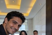 El ataúd de mi padre aún no bajaba a la tierra cuando mi esposo se inclinó y me susurró, con una sonrisa que olía a victoria: “Cambié la cerradura del condo de 30 millones que heredaste. Si no te gusta… nos divorciamos”.