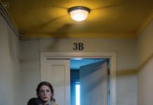 Mientras guardaba nuestras cosas para salir del hospital, mi hija me llamó desde la esquina, con los ojos clavados en el suelo. “Mamá… no vuelvas a casa. Todavía no.” Fruncí el ceño: “¿Qué dices? ¿Por qué?”