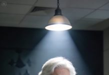 Mi nieta murió con solo cinco años… eso me dijeron. La noche antes del funeral, me quedé sola en la capilla, mirando el ataúd cerrado, tratando de aceptar lo imposible. Entonces escuché un susurro, tan suave que pensé que era mi culpa imaginando: “Abuela…” Me congelé.