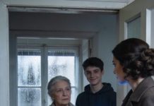 A medianoche sonó el teléfono: la policía. “Señora, su nieto fue abandonado en las montañas.” Corrí sin pensar. Lo encontré con cinco años, sucio, temblando, llorando como si el frío le hubiera aprendido el nombre.