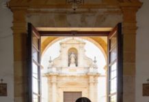La noche antes de mi boda, mis padres entraron a mi habitación y cortaron mi vestido en dos, como si quisieran partirme el corazón igual. “Te lo mereces”, escupió mi padre, mirando la tela en el suelo.