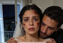 El día de mi boda, las sillas estaban perfectas… y vacías. Esperé una hora, luego otra. Nadie vino: ni mi madre, ni mi hermana, ni un solo “amigo” de mi sangre. Me casé con el nudo en la garganta y la sonrisa rota.
