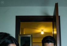 Yo ya tenía lista la demanda de divorcio. Esa noche iba a firmar y terminar con la mentira… hasta que un hombre desconocido tocó mi puerta. Traje impecable, mirada fría. “Soy el esposo de la amante de tu marido.