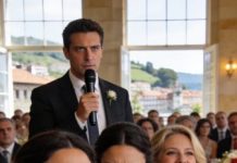 En la boda de mi hermana, yo solo quería pasar desapercibida. Pero ella levantó su copa y me señaló con una sonrisa venenosa: “Mi hermana es madre soltera… nadie la quiere. ¿Alguien la recoge?” Mi madre se rio más fuerte: “Es un producto usado, pero todavía funciona… ¡y viene con un hijo defectuoso!” El salón estalló en carcajadas.