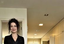 Después del funeral de mi esposo, volví a casa con el vestido negro aún pegado a la piel. Abrí la puerta… y me encontré a mi suegra y a ocho familiares metiendo maletas como si fuera un hotel.