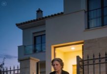 Mi hijo me dejó endeudada el mismo día que se volvió millonario. Firmé por él, confié en él… y me pagó con silencio. Perdí la casa vieja, la paz y hasta la vergüenza de pedir ayuda.