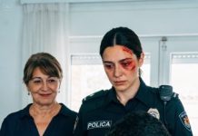 Mi hija de seis años desapareció en la casa de mi suegra. Llegó la policía y, antes de que yo pudiera respirar, ella me señaló con el dedo: “Es una madre incapaz… seguro la vendió.” Sentí que el mundo se me venía encima.